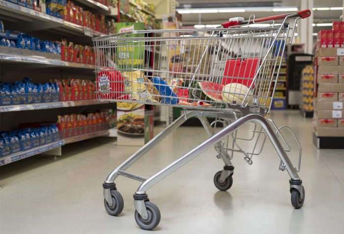 Inflation forces 45% of Hungarian to save on basic items, fo...