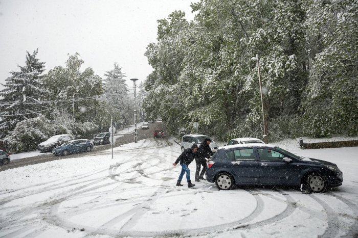 Irregular April snow causes havoc in Hungary