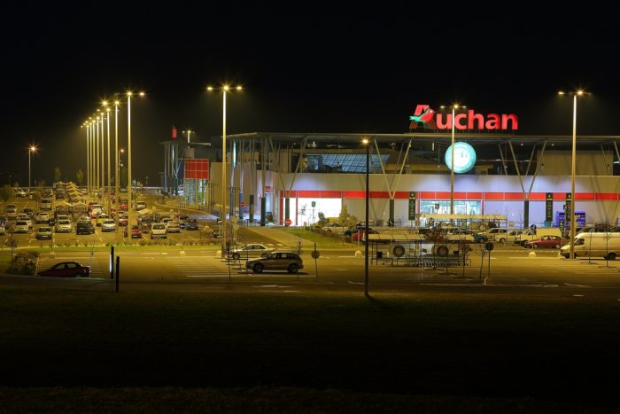 Auchan Raises Floor Worker Pay 12.5%-21.3%