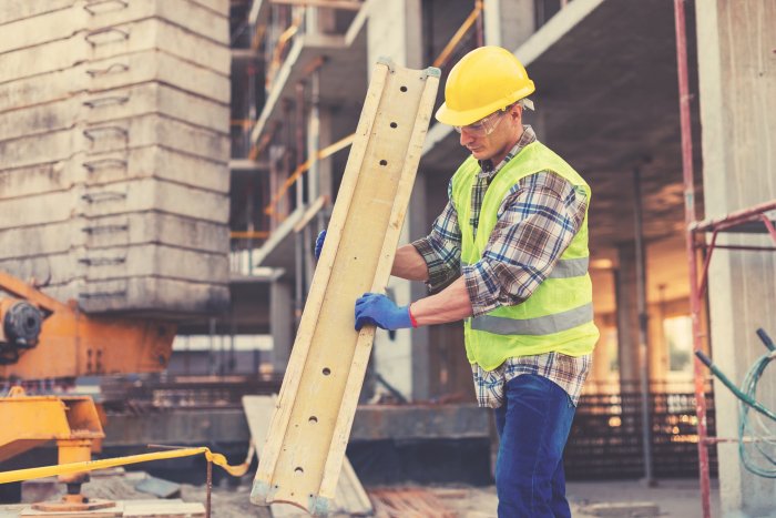 Avg hourly rate for blue-collar workers climbs 10% in Q1