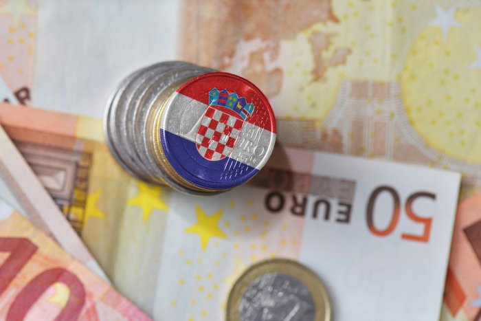 Croatian gov't adopts decision announcing adoption of euro a...