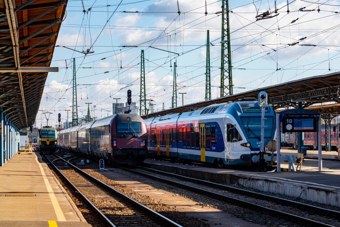 MÁV-Start calls tender for 50 electric railcars