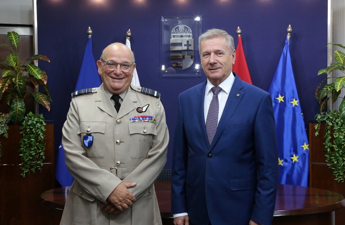 Defense Minister meets Chairman of NATO Military Committee