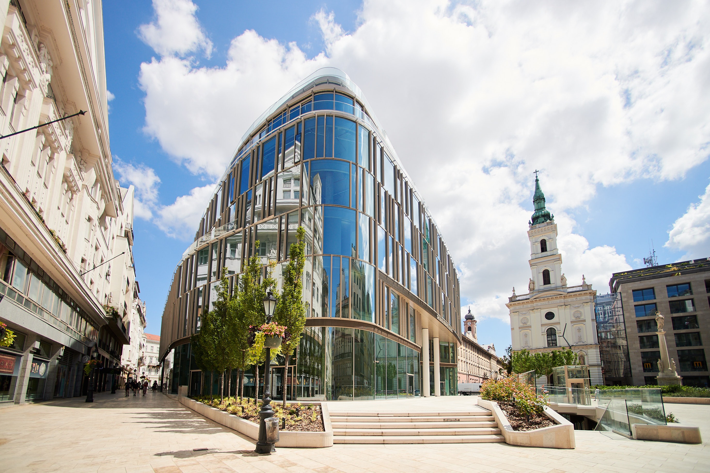 Szervita Square Building: a new retail hub in downtown Budap...