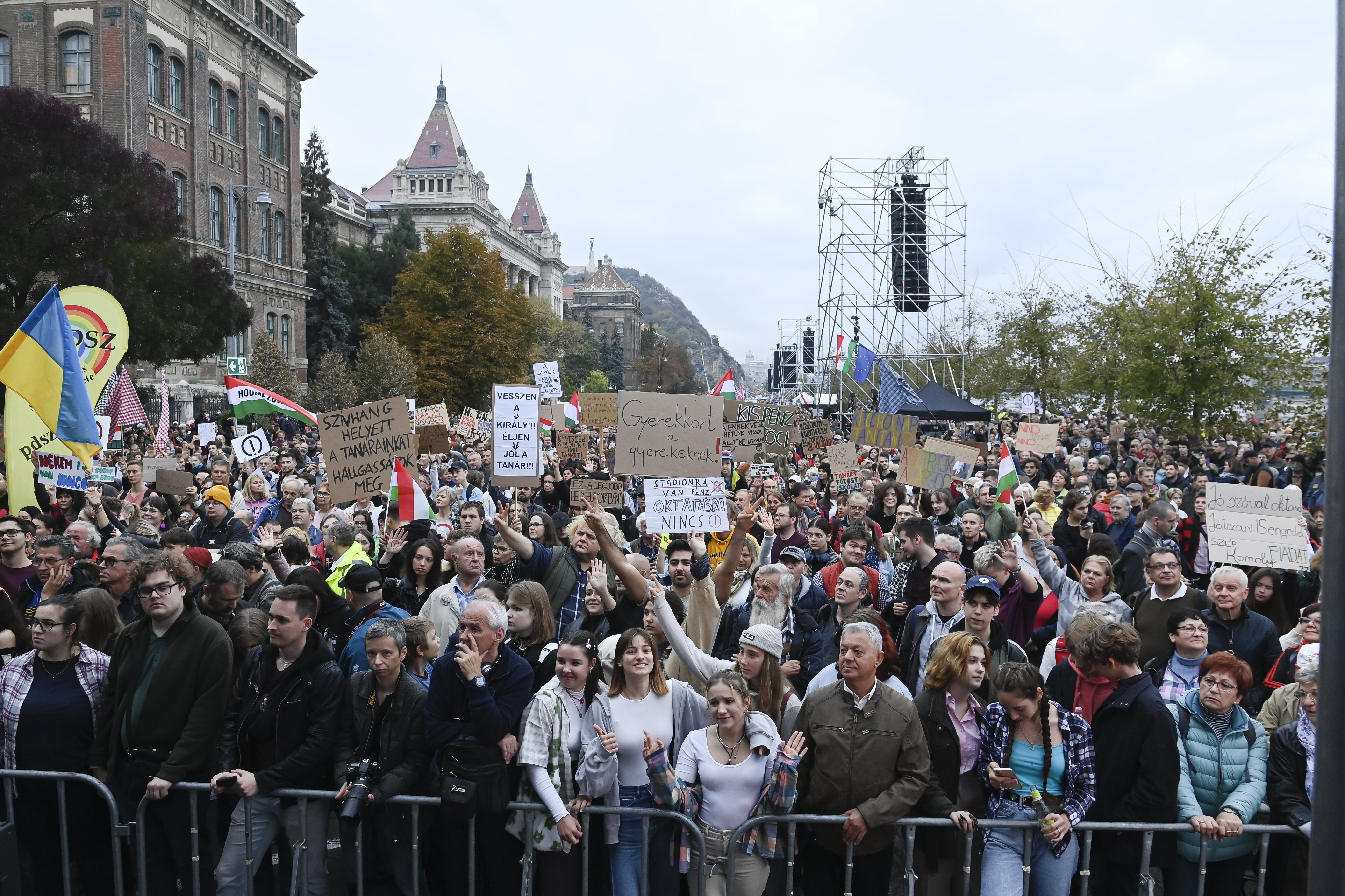 Tens of Thousands Join Teachers' Protest in Budapest