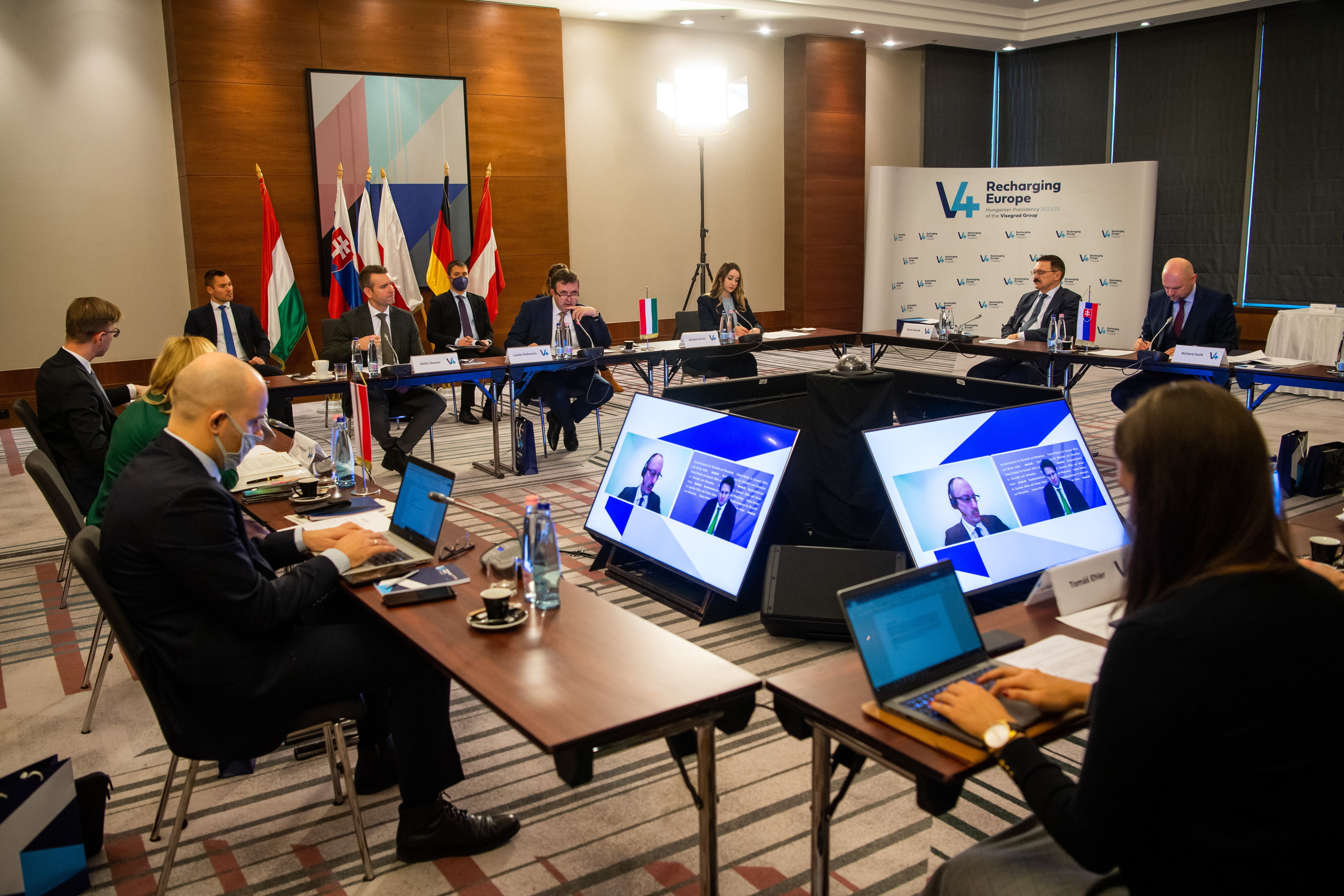 V4 energy ministers discuss hydrogen in Budapest