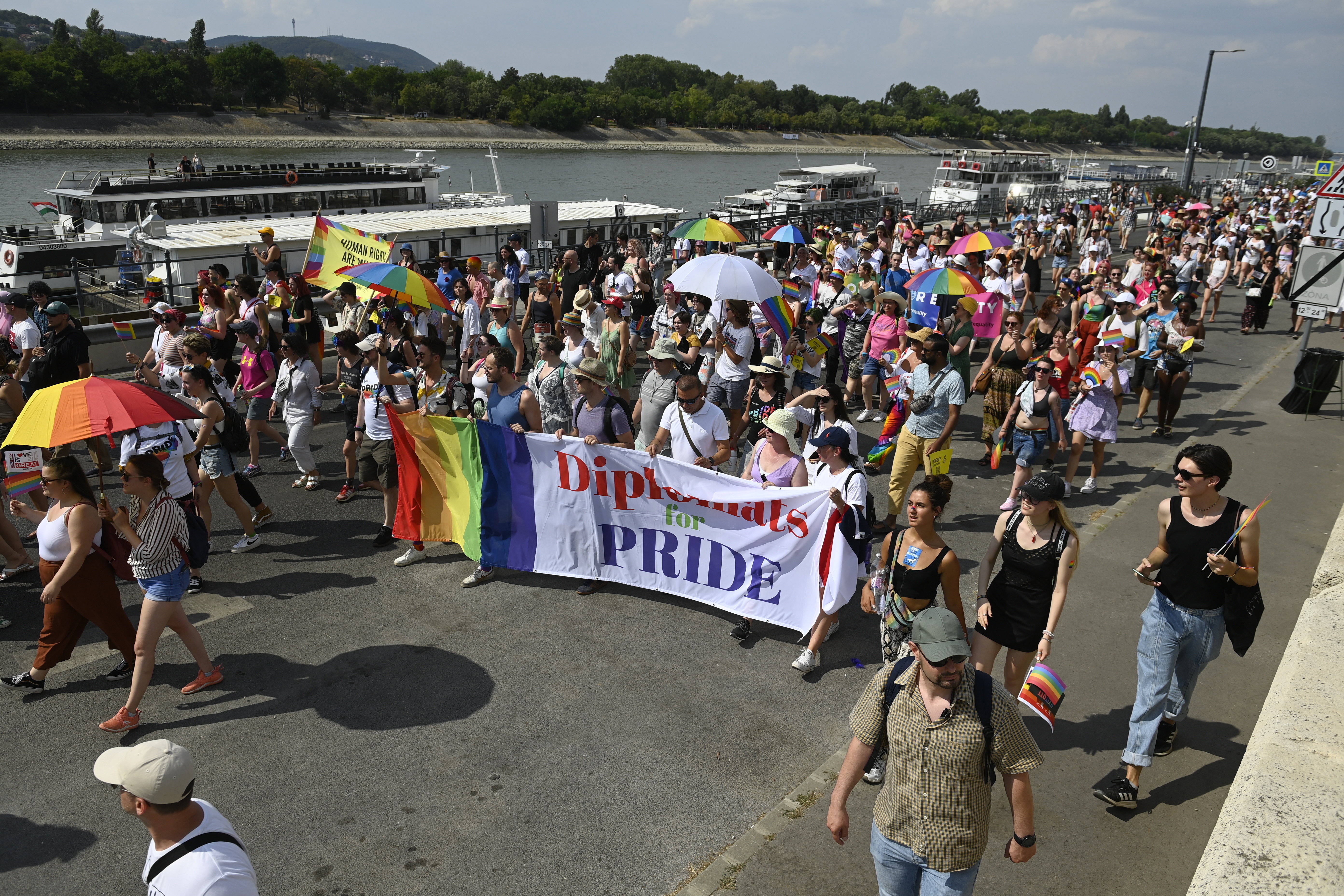 Thousands attend Budapest Pride despite heat